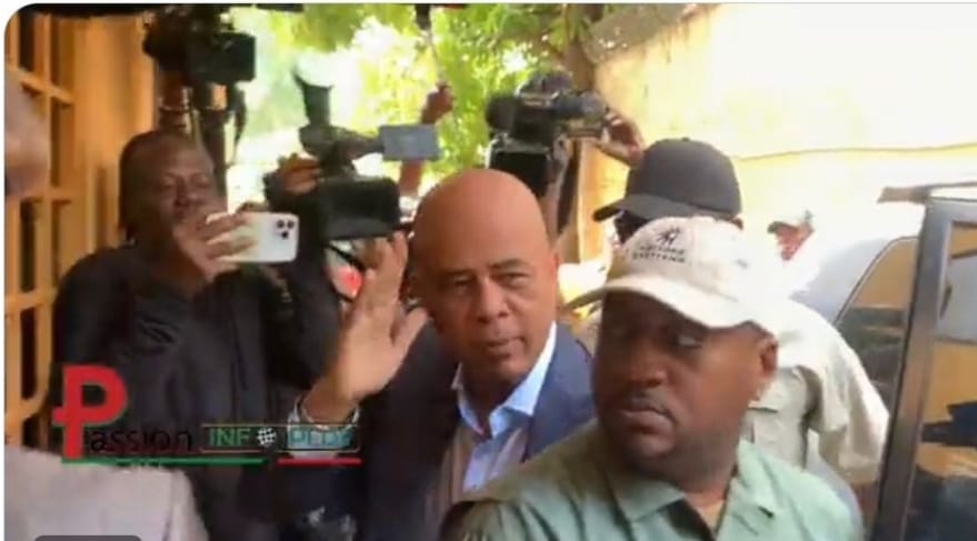 Martelly à ll'entrée du Cabinet d'instruction